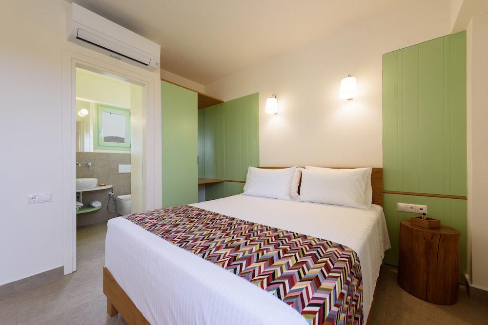 Plioni- Villas With Private Pool & Suites With Hot Tub