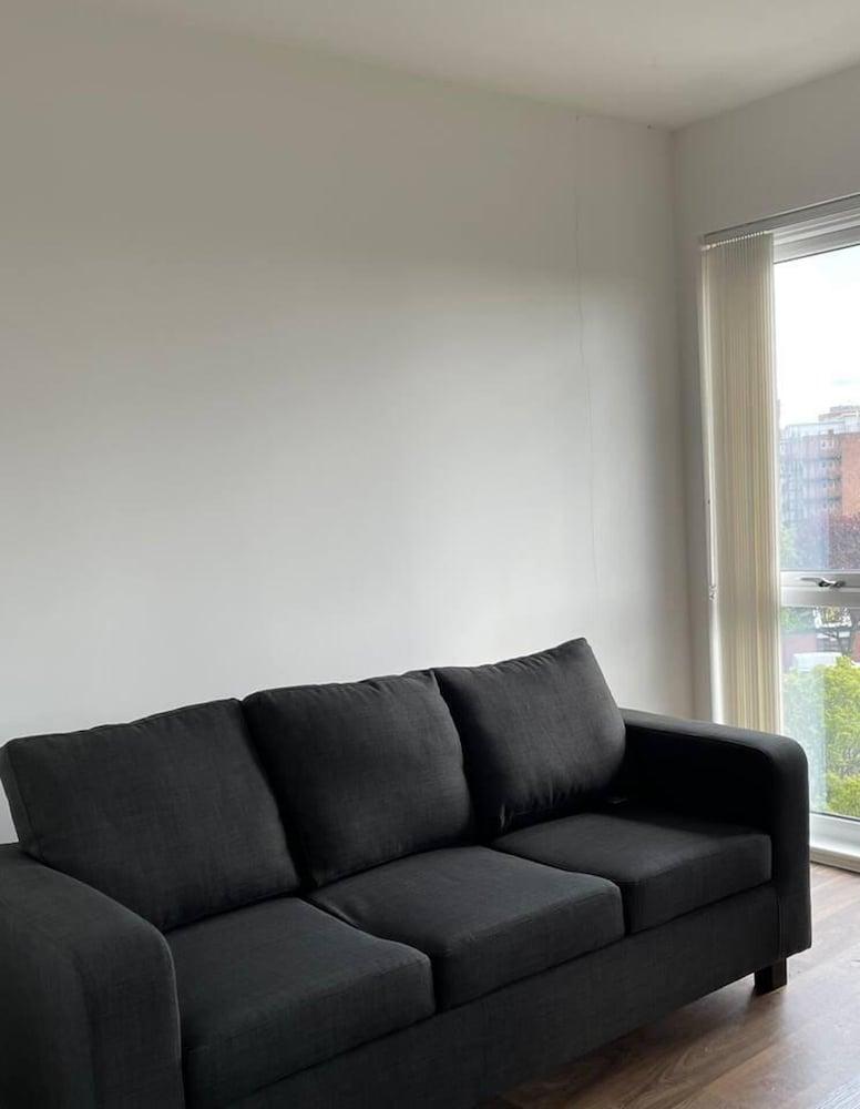 Modern 1-bed Apt, Sleeps 2 in Birmingham