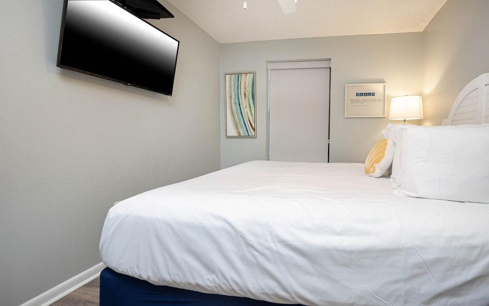 Phoenix Vi 6803 3 Bedroom Condo