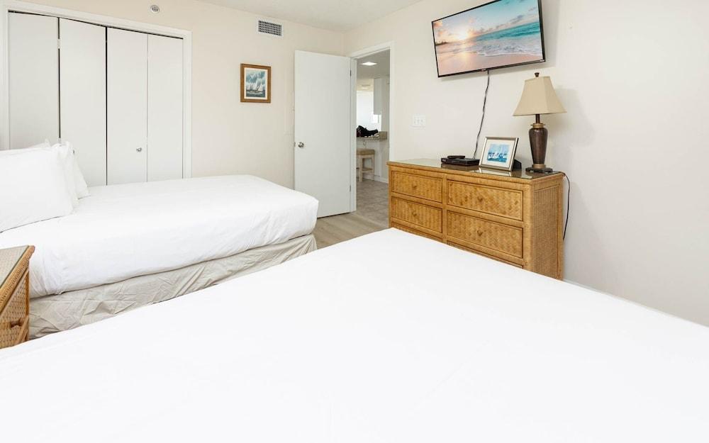 Phoenix Vi 6905 3 Bedroom Condo