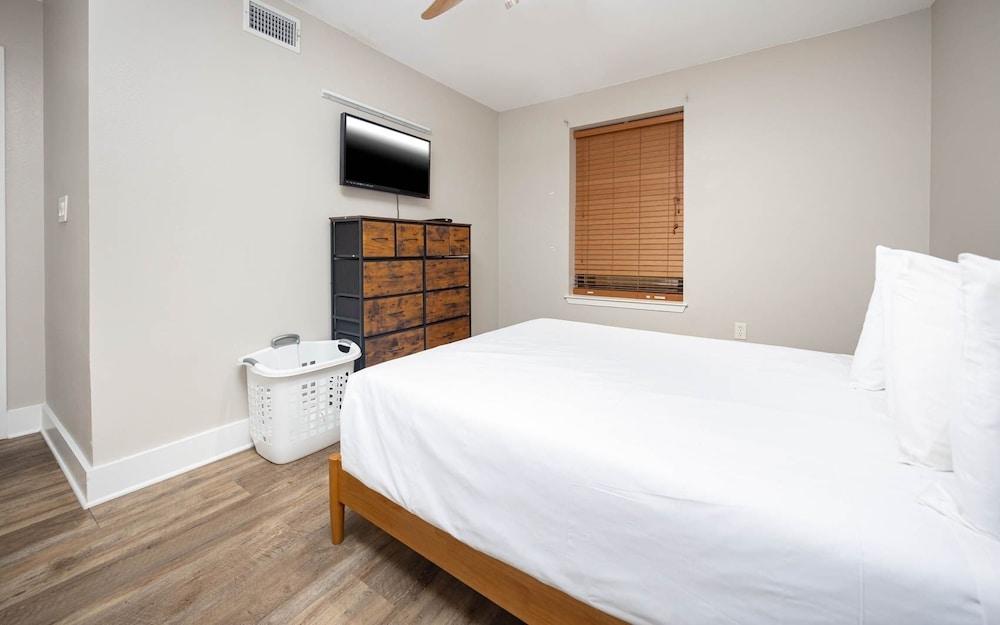 Phoenix Iv 4023 3 Bedroom Condo