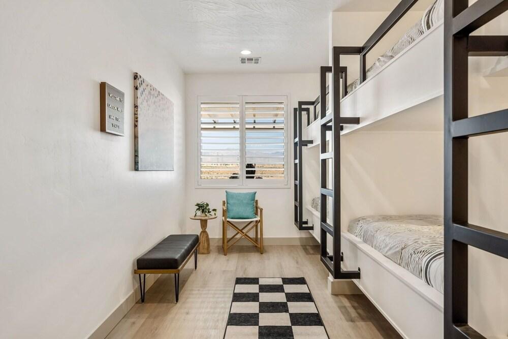 Lagoon Vibes 4 Bedroom Townhouse