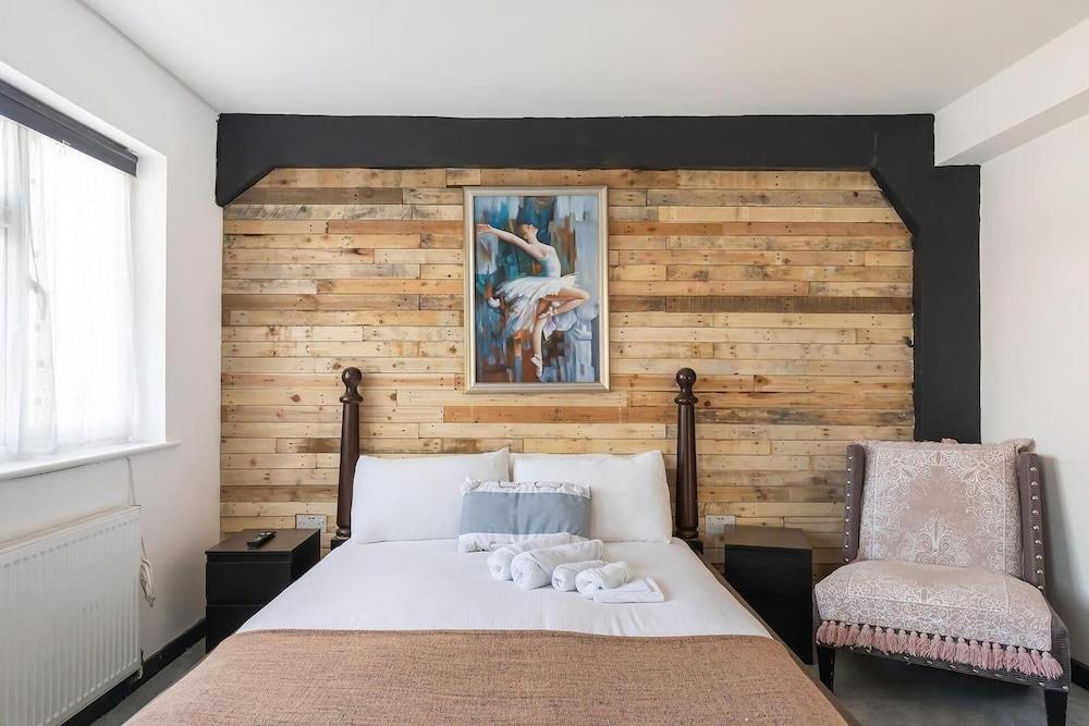 c Bright and Spacious House