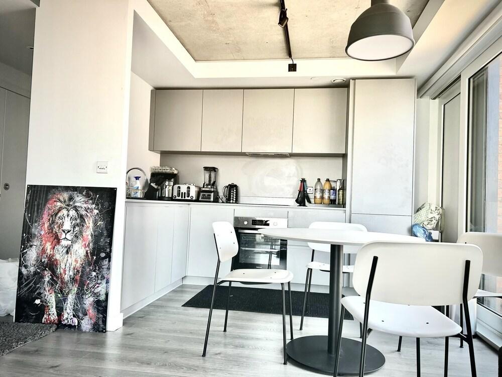 Captivating 2-bed Skyview Apartment in Leeds