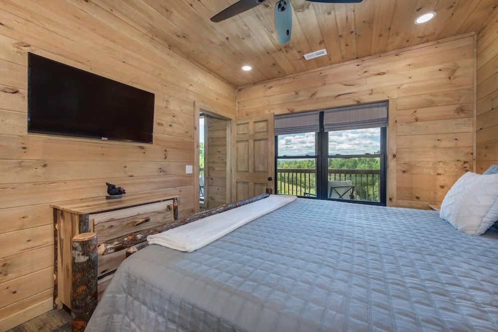 Pet Friendly Cabin Hot Tub, Games & Fishing Pond