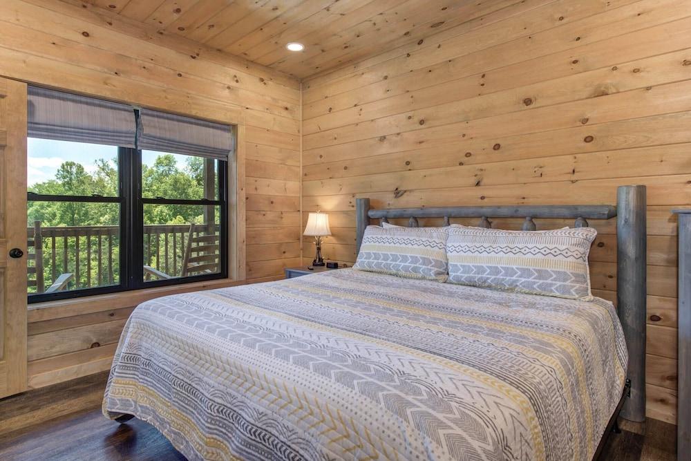 Pet Friendly Cabin Hot Tub, Games & Fishing Pond