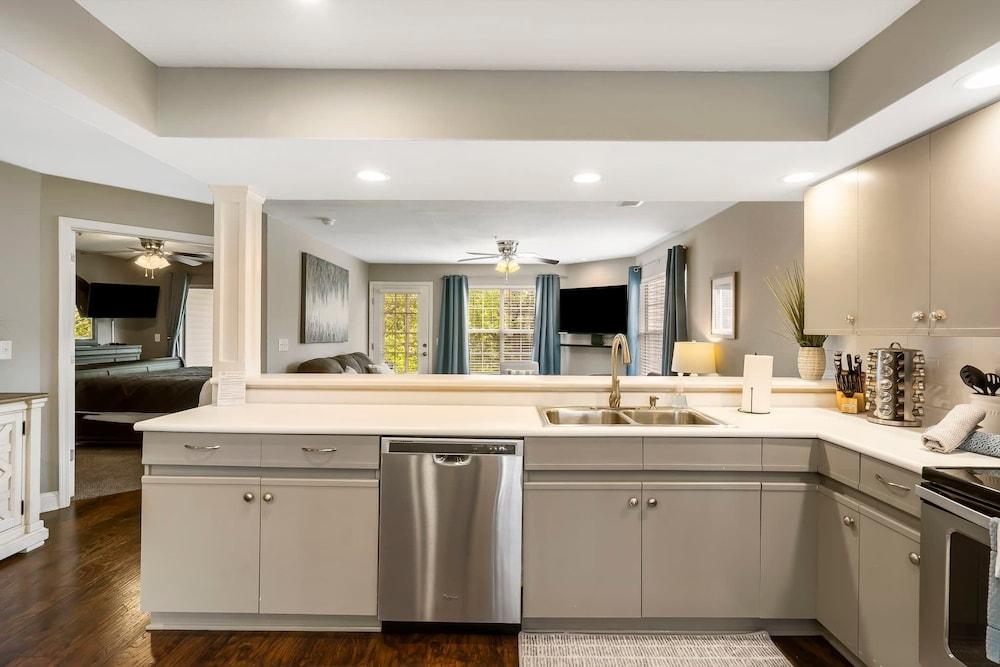 Tranquil Pondview Retreat - Balcony