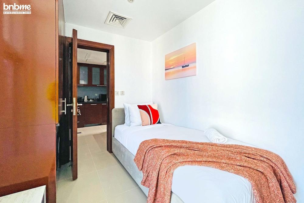 bnbme | U Bora Towers | 3 + Maids