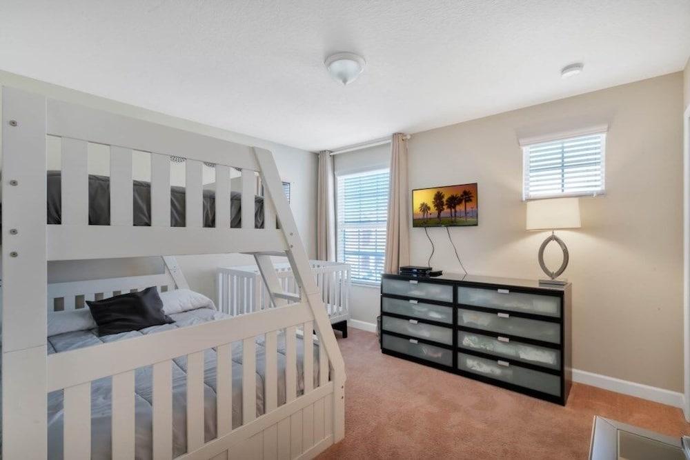 Bismarck Palms 5 Bedroom Home by RedAwning