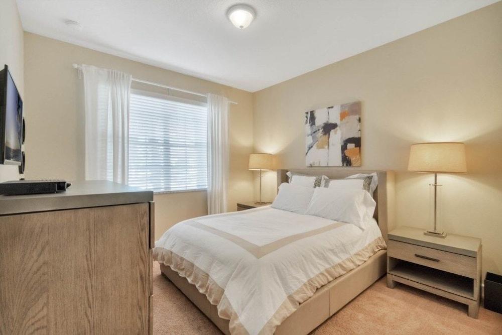 Bismarck Palms 5 Bedroom Home by RedAwning