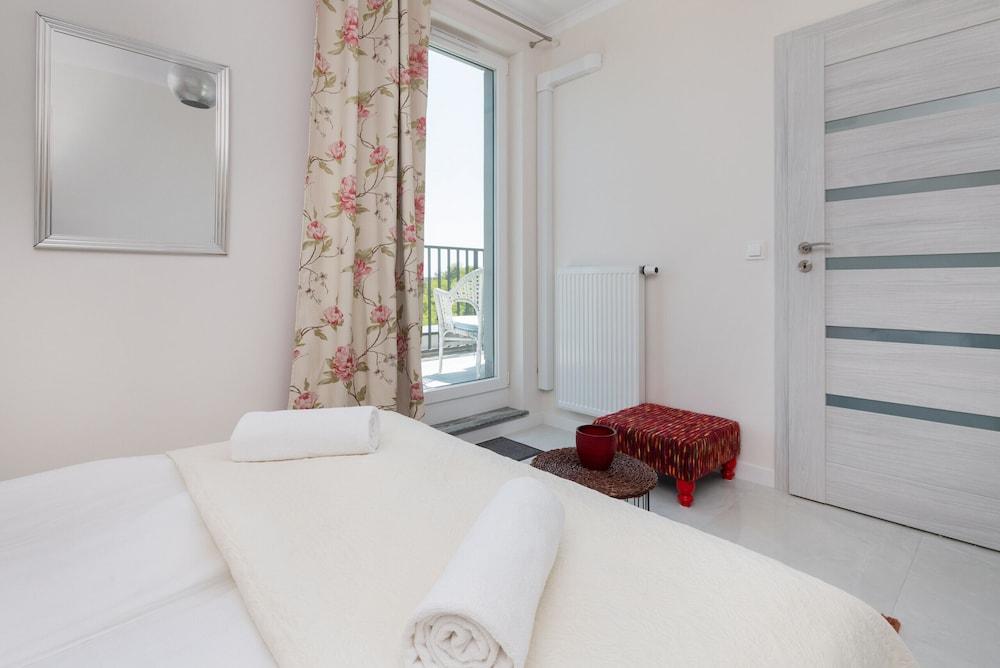 Sunny Seaside Apartment by Renters