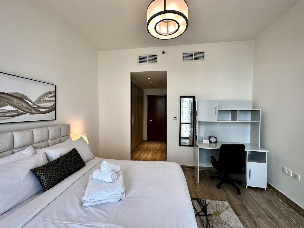 Lux BnB Amna Tower Burj Views