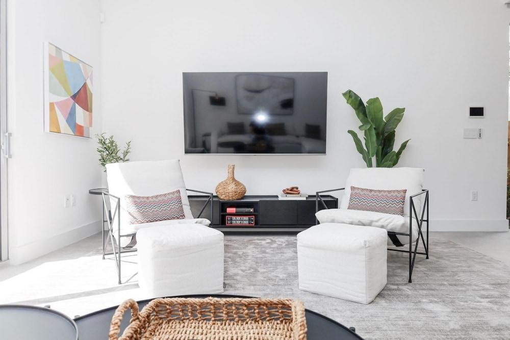 The Modernista 2 - Large Townhome With Pool