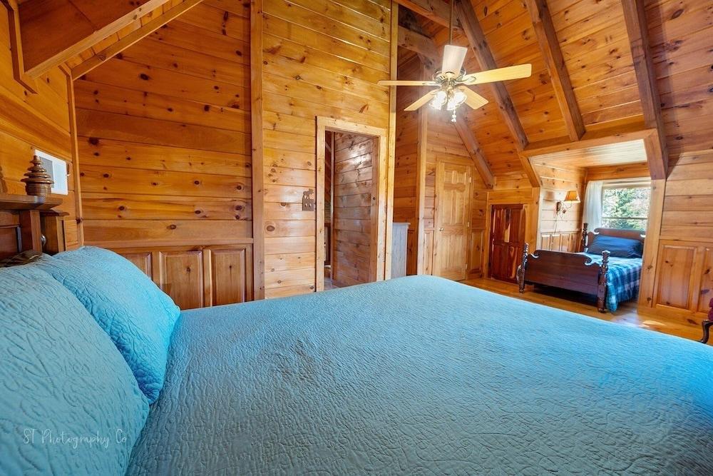 Burning Tree 3 Bedroom Cabin by RedAwning