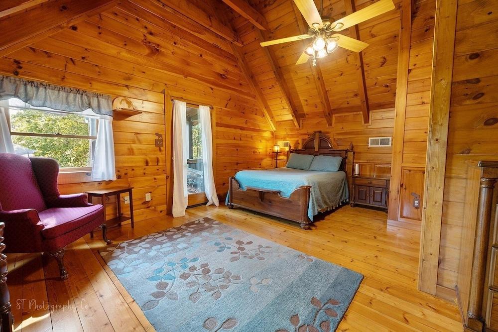 Burning Tree 3 Bedroom Cabin by RedAwning