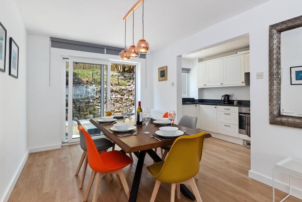 Merlins Gardens - Tenby Cottage