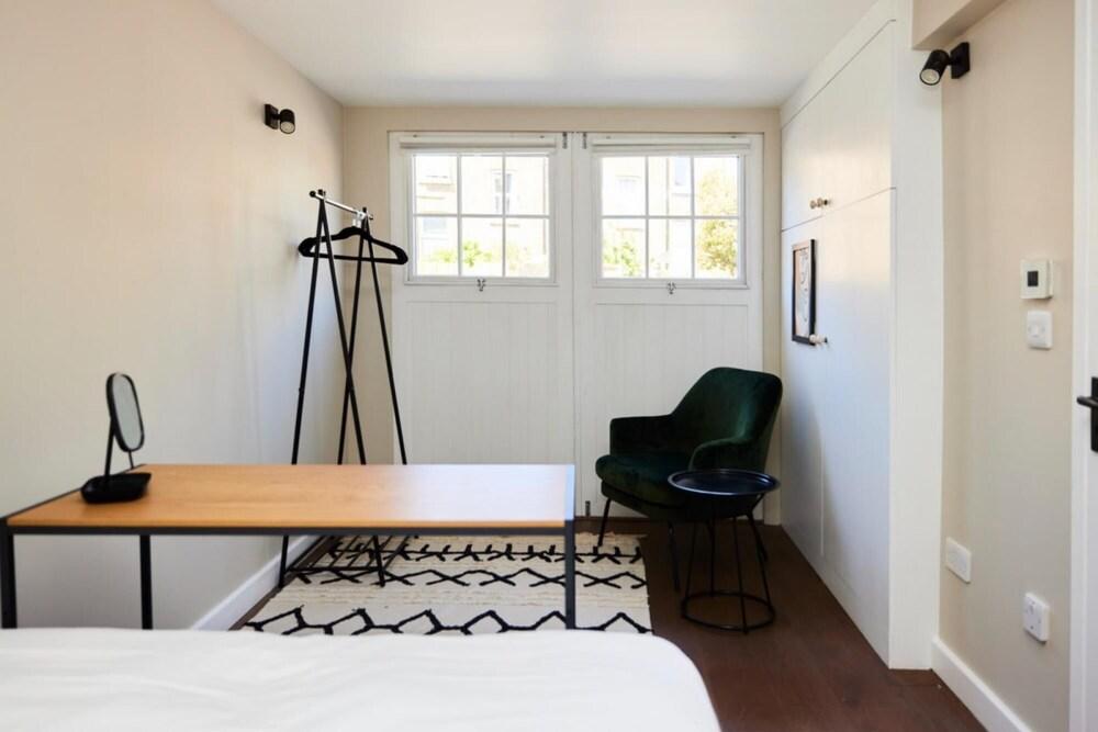 The Holland Park Crib - Classy 2bdr House