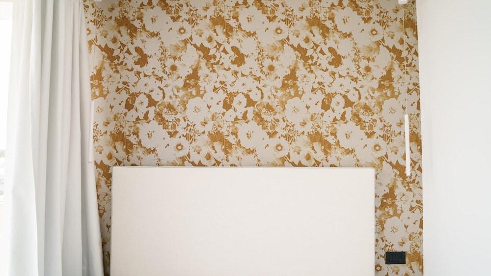 Welcomely - Deluxe Room - Charles Aznavour