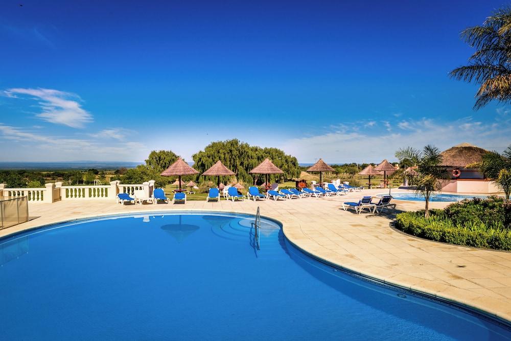 Howard Johnson Hotel & Convention Center by Wyndham, Merlo