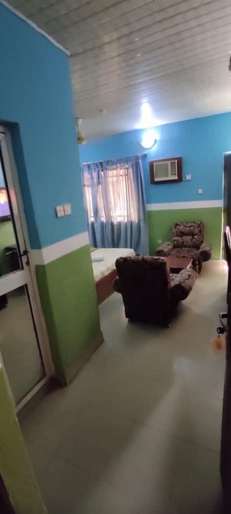 Townhall Hotel & Suites