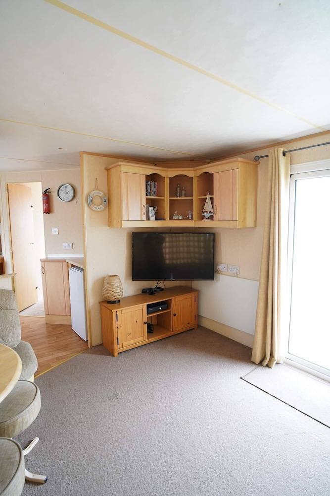 Pets go Free Family 3 Bed Caravan With Decking