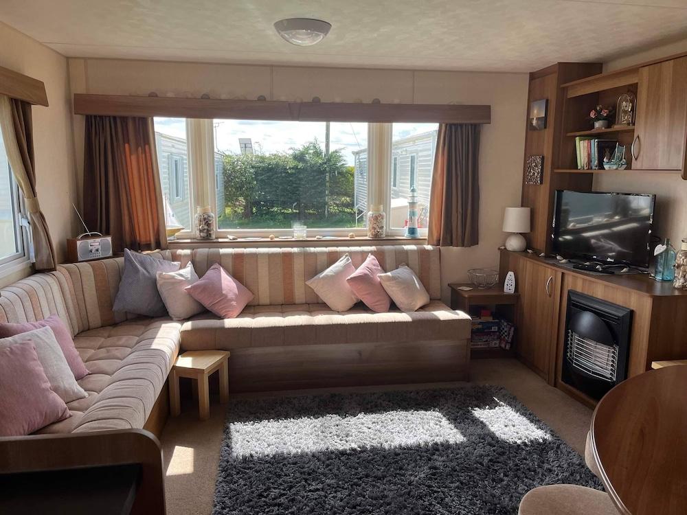 Super 3 Bedroom Pet Friendly Caravan With Decking