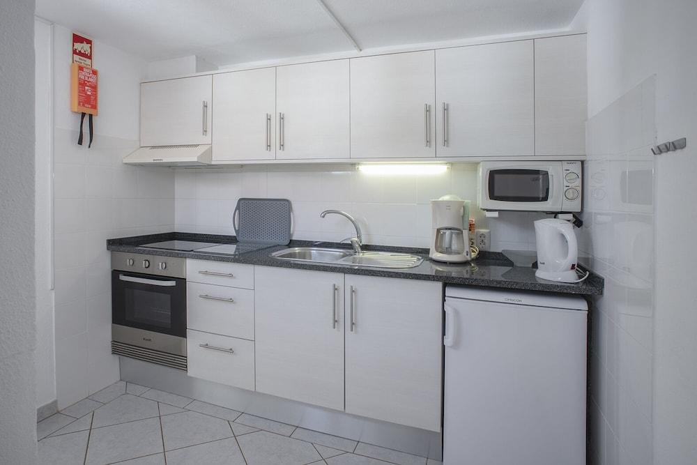 1 Bed House - Sleeps 2 - Pool - Parking - Wifi