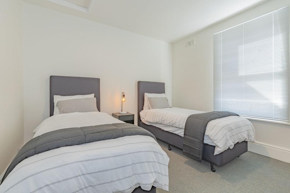 4 Bedroom House - Hobart CBD - Parking