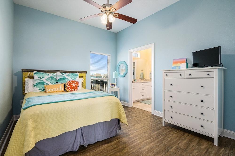 Sweetsol 4 Bedroom Home by RedAwning