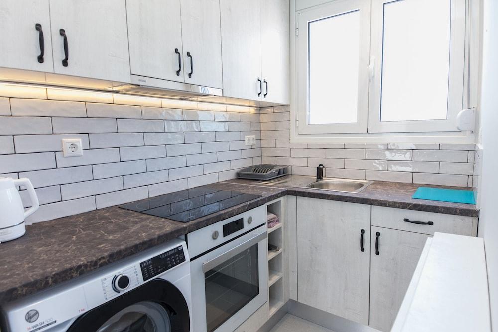 Modern Equipped Studio w View in Kipseli