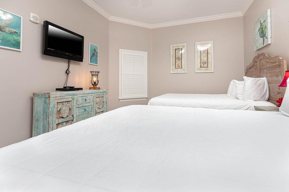 Phoenix West 2007 3 Bedroom Condo by Redawning