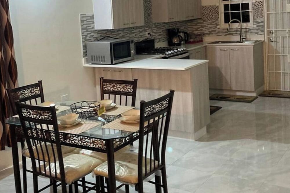 Sleeps 4 With Free Parking, 15-min to Beach