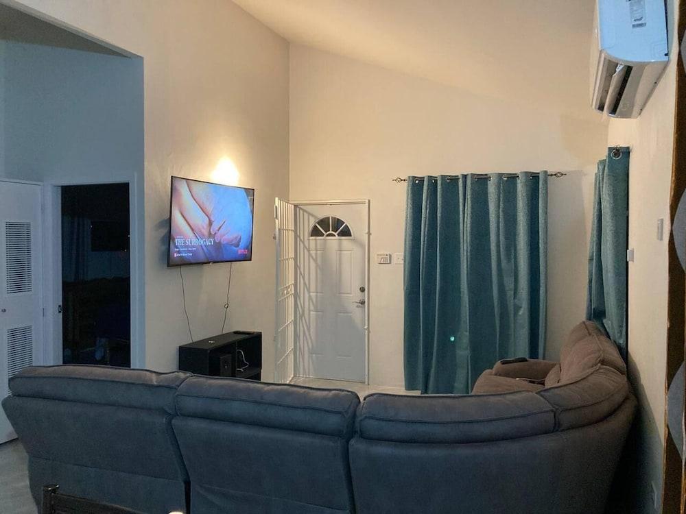 Sleeps 4 With Free Parking, 15-min to Beach