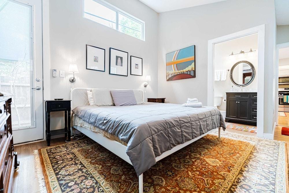 Beautiful Cottage Close to Downtown Austin