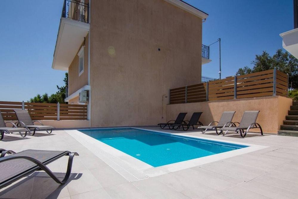 Villa Elpida at Minies