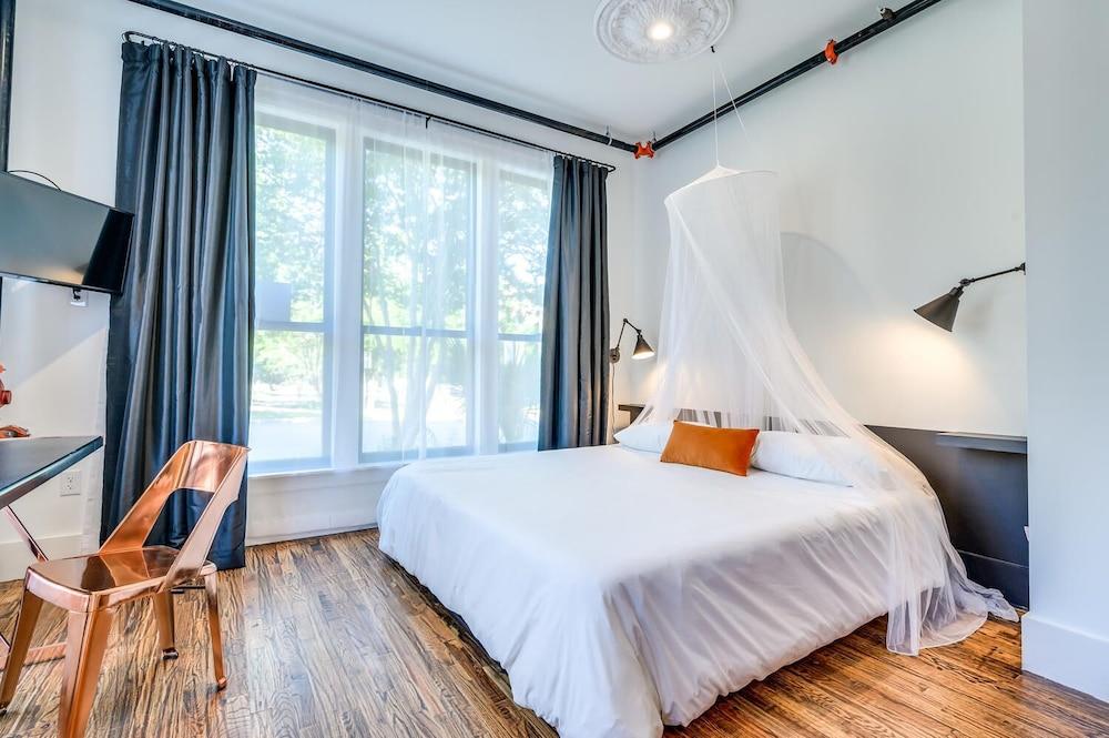 7 Private Suites Sleeps 25 Walkable to DT!