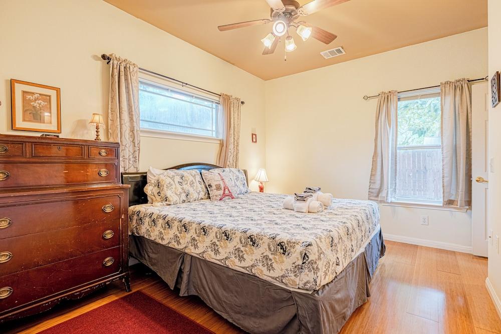 Quiet 2 Story Walkable to East Side Eateries