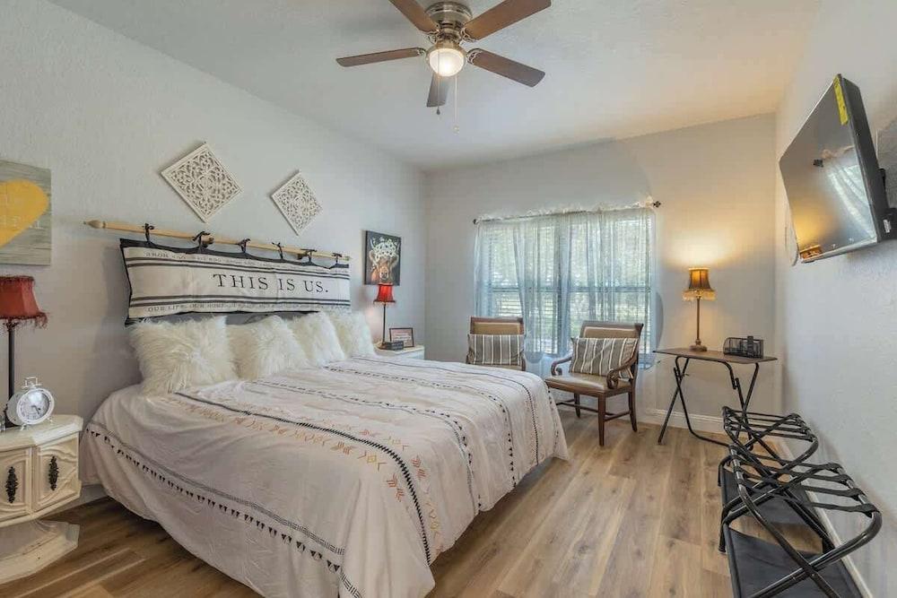 La Casita: Hot-tub & Firepit, 15 min to Fred!