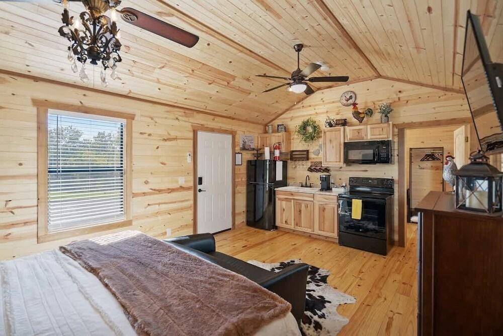 Gorgeous Cabin on Main-steps to Pacific War Museum