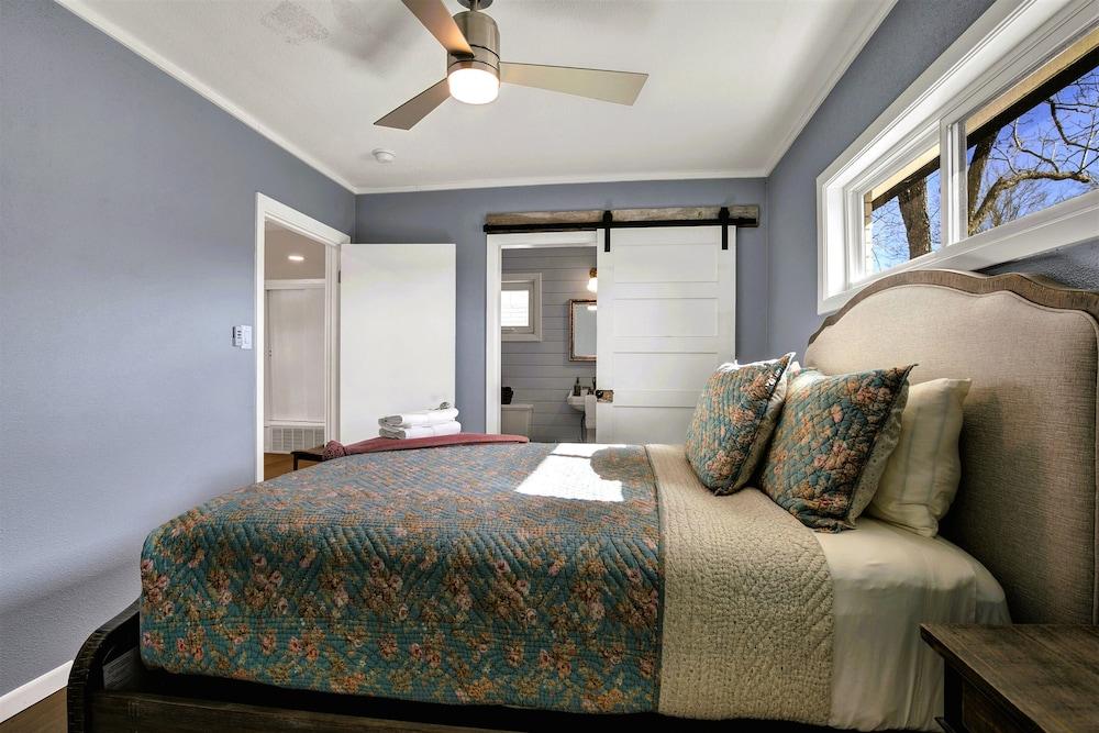 Luxury Cabin-right Across From Albert Dance Hall!