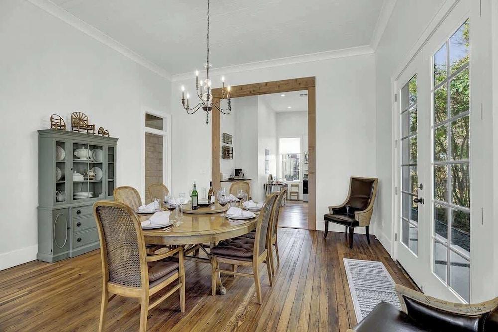 New! Luxurious Home With Wine Cellar & Firepit!