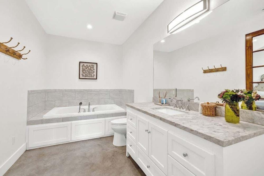 Schubert Inn Suite A With Pool-grill - 2blks to Main