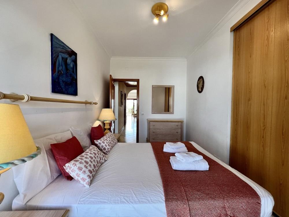 Quarteira Elegant With Pool by Homing