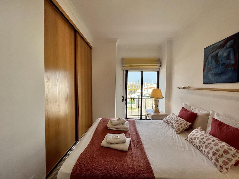 Quarteira Elegant With Pool by Homing