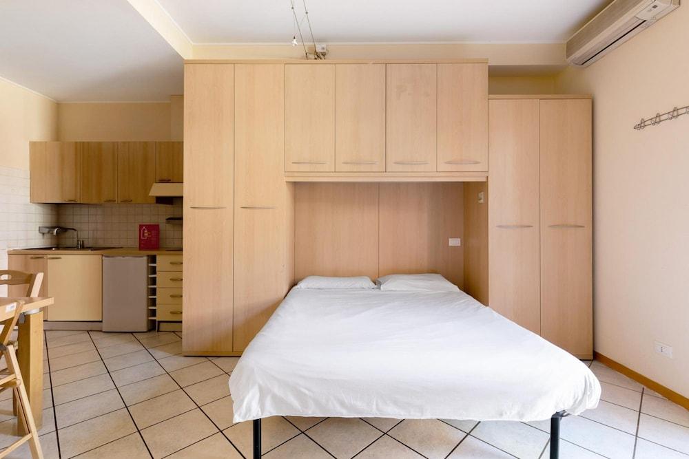 Bright Studio With Balcony by Wonderful Italy
