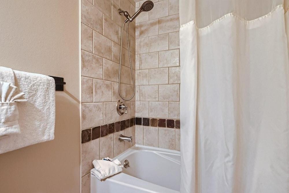 Passage Point 623a Condo by Redawning