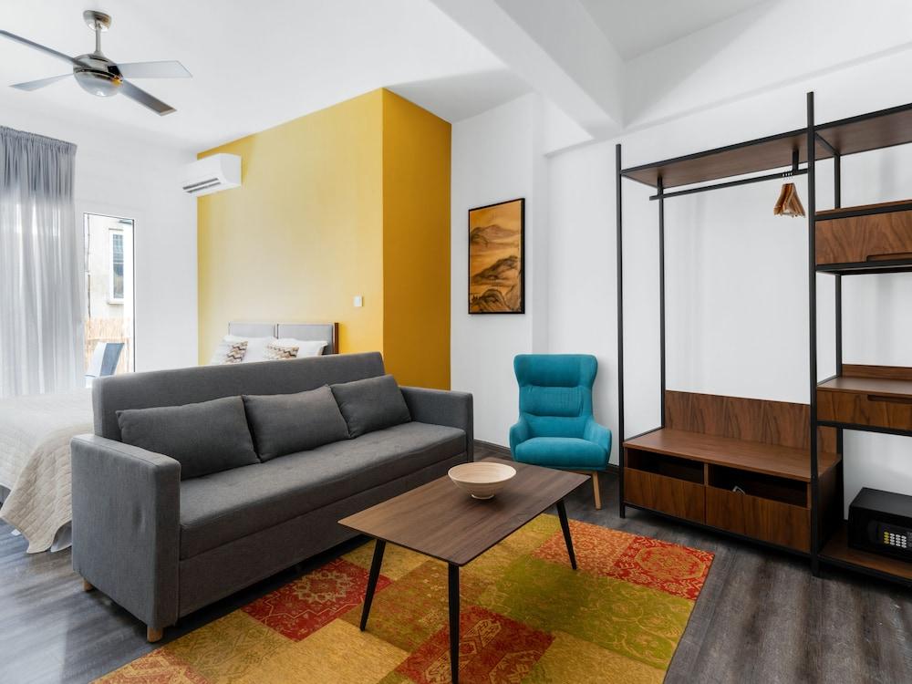 Sanders Center - Nice Studio Apt With Balcony