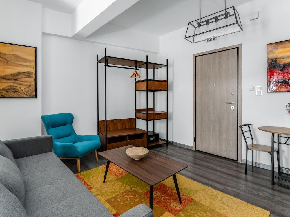 Sanders Center - Nice Studio Apt With Balcony