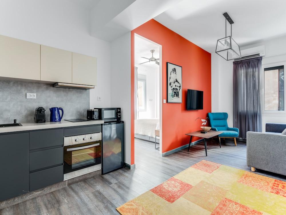 Sanders Center - Cozy Studio Apt With Balcony