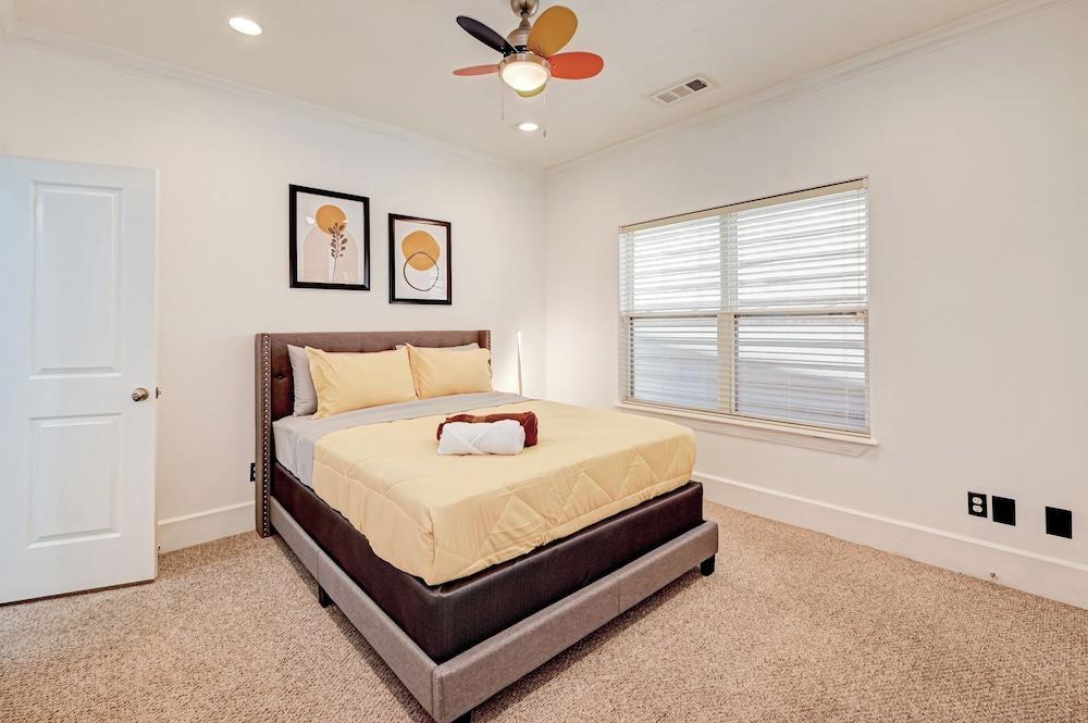 Vibrant Haven With Rooftop Patio